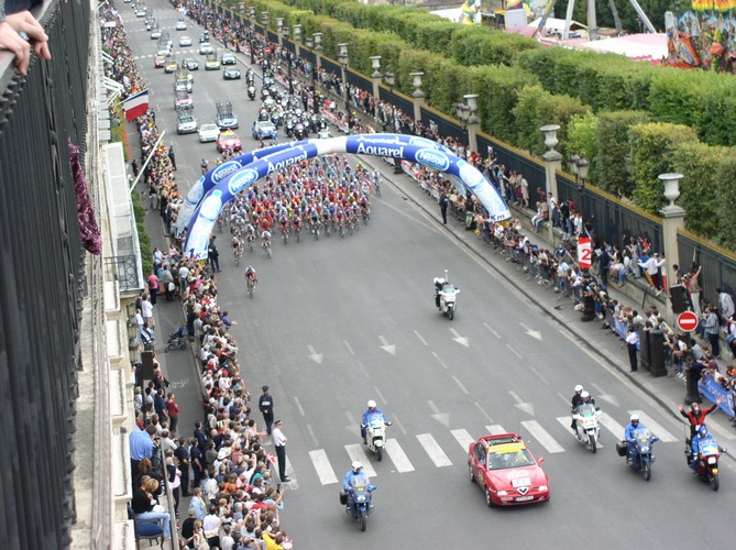 the_peleton_enters_paris