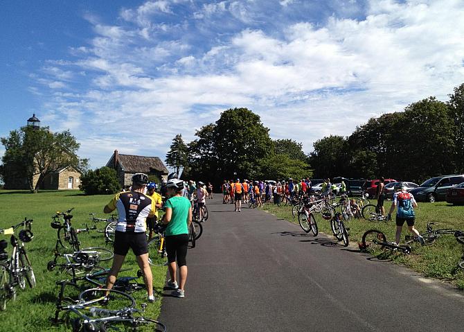 020 Riders at lighthouse rest stop_crop